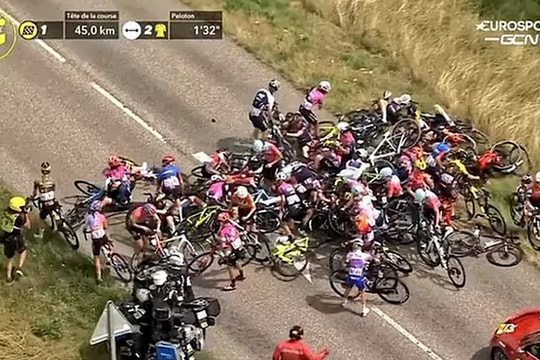 40 cua-rơ nữ đâm xe liên hoàn ở Tour de France